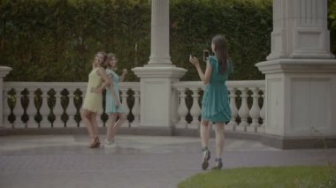 Resim için poz heyecanlı kadın gezginler