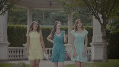 Dinlenmek bir yer arayanlar için yorgun kadın turist