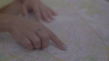 Tatil seyahat planlama seyahat etmek harita kadınla