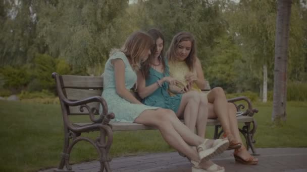 Glada flickor titta på medieinnehåll på mobiltelefon — Stockvideo
