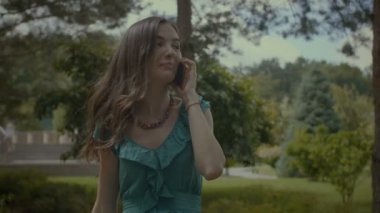 Çekici kız üzerinde cep telefonu açık havada sohbet