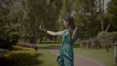 Mutlu kadın cep telefonunda canlı akışı yapma