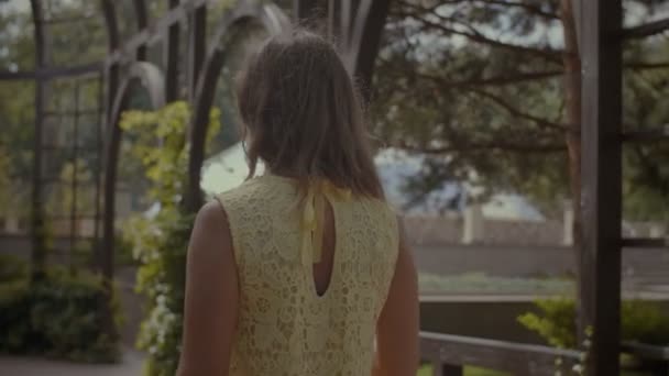 Chica positiva coqueteando con el hombre en el parque de verano — Vídeos de Stock