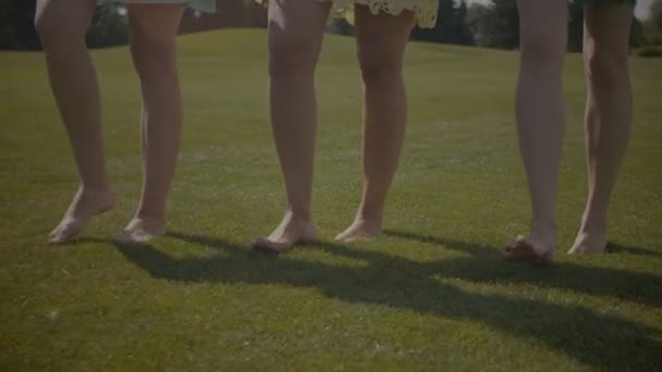 A piedi nudi gambe femminili che camminano su erba verde — Video Stock