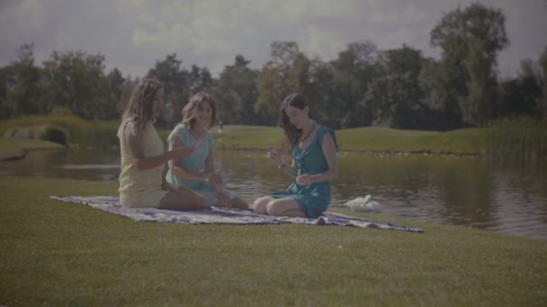 読書カードを屋外で将来のきれいな女性 — ストック動画
