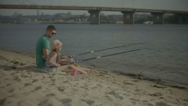 Счастливый отец и дочь рыбачат вместе — стоковое видео