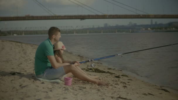 Amar padre e hija disfrutando de la pesca de ocio — Vídeos de Stock