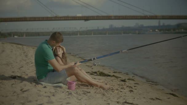 Menina encantadora e pai relaxante na margem do rio — Vídeo de Stock