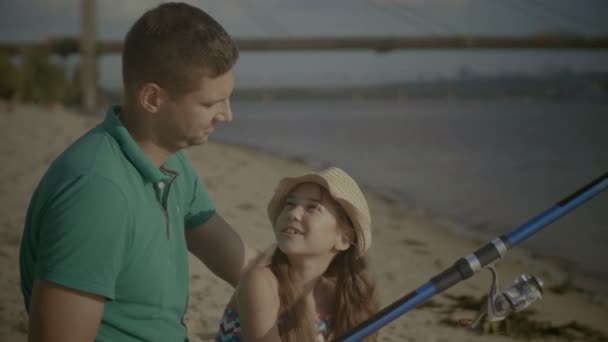 快乐的家庭从岸上钓到一条鱼 — 图库视频影像