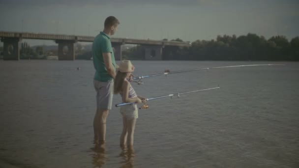 Vader en dochter genietend van samen vissen — Stockvideo