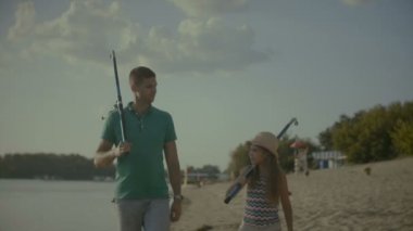 Balıkçılık çubuklar sahilde yürüyüş ile sohbet aile