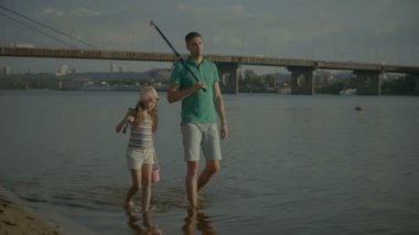 Balıkçılık çubuklar suda yürüme ile kaygısız aile
