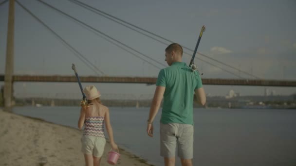 Отец и дочь едут на рыбалку вместе — стоковое видео