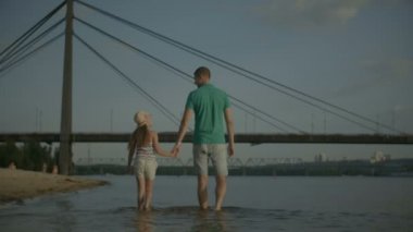 Nehir üzerinde mutlu aile zevk hafta sonu