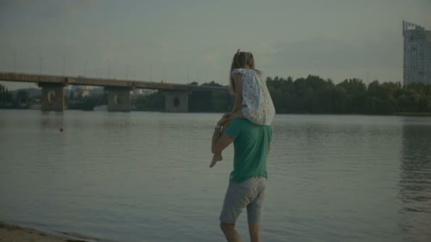 Padre jugando con su hija cargándola sobre hombros — Vídeos de Stock