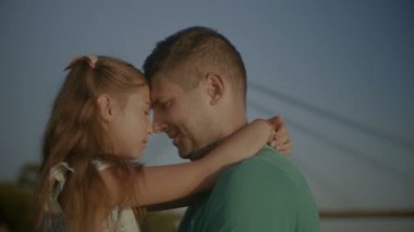 Kadar ilgili baba kızıyla yapıştırma