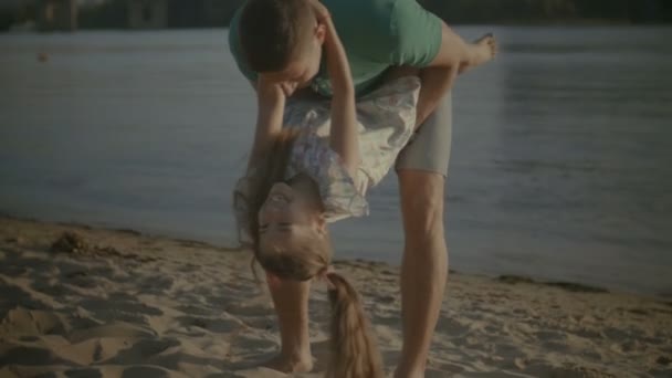 Szczęśliwy ojciec zabawy z córką na plaży — Wideo stockowe