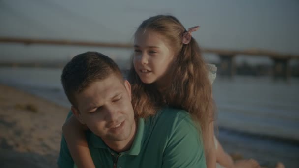 Happy chatting family resting on summer beach — Stock Video