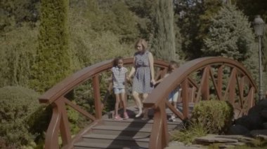 Çok etnik aile yaz parkta yürüyüşe