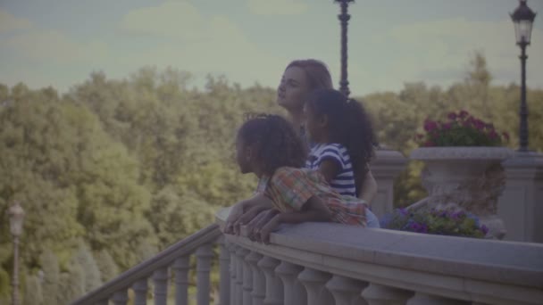 Skiftande familj sightseeing under sommarsemester — Stockvideo