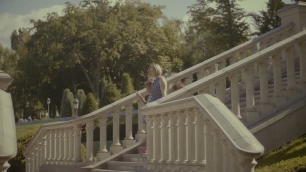 Разнообразная семья, идущая вниз по лестнице в месте путешествия — стоковое видео