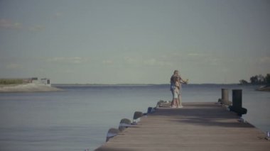 Mutlu aile cep telefonu iskelede bir selfie alarak