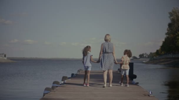 Familia diversa caminando en el muelle de madera en verano — Vídeos de Stock