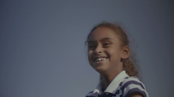 Retrato de menina americana africana sorridente ao ar livre — Vídeo de Stock