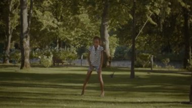 Esnek sevimli Afro-Amerikan kız yapıyor böler