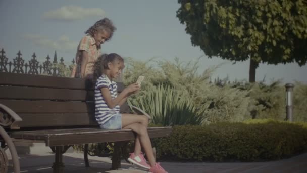 Duas meninas adoráveis rede com celular — Vídeo de Stock