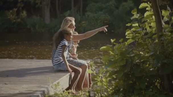 Familia alegre salpicadura en el lago en verano — Vídeo de stock