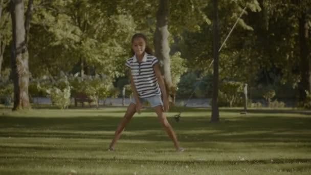 Söt tjej gör gymnastik front split i naturen — Stockvideo