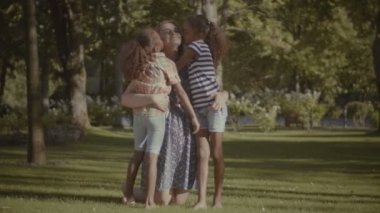 İki sevimli kızı anneleri doğada öpüşme