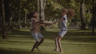 Neşeli sevimli kız açık havada daire iplik