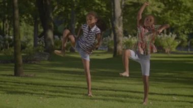 Parkta küçük dansçılar kalça gerçekleştirme hop Cule