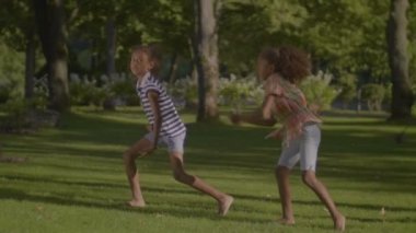 İki Afrikalı-Amerikalı küçük kızlar dans serin