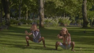 Güzel Afrikalı Amerikan park hip hop dans eden çocuklar