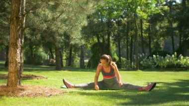 Egzersiz ve vücudu germe sportif uygun kadın