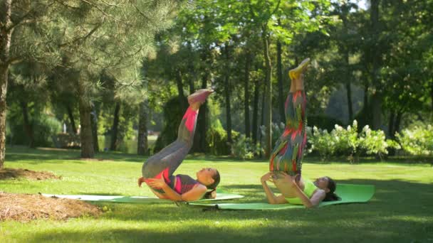 Ajustar a las mujeres que hacen yoga Hombrostand ejercicio al aire libre — Vídeo de stock