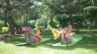 Sportif kadın v-up egzersizi abs kasları için yapıyor