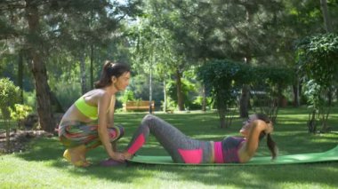 Mekik yapıyor arkadaş yardımıyla kadınla