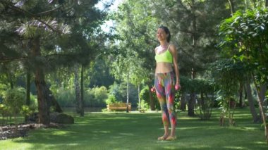 Sportif kadın ağırlıklı lunges dumbbells ile yapıyor