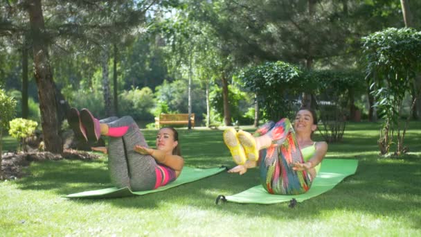 运动女性为 abs 肌肉做 v 型仰卧起坐 — 图库视频影像