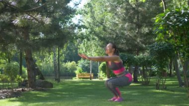 Aktif kadının ağız kavgası yaz Park yapması uygun