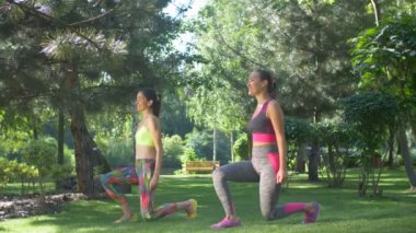 Ön ileri bir bacak adım akciğer egzersiz yapmak kadınlar