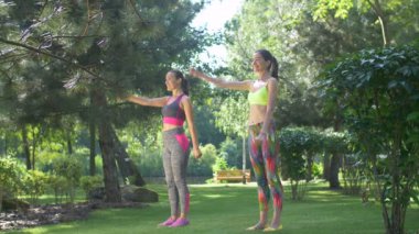 Gülümseyen uygun sportif kadın parkta çalışma dışarı