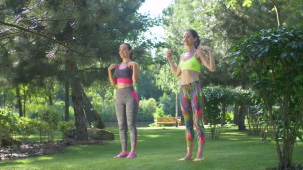 Fit Dames uitrekken schouders voor fitnesstraining — Stockvideo