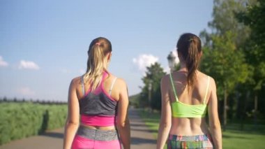 Sportif fitness kadınlar egzersiz yaptıktan sonra gülümseyerek