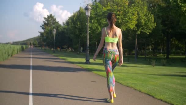Прекрасная фитнес-женщина расслабляется после пробежки — стоковое видео