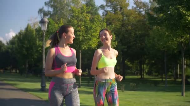 Fitness sportif actif femmes courir dans le parc d'été — Video